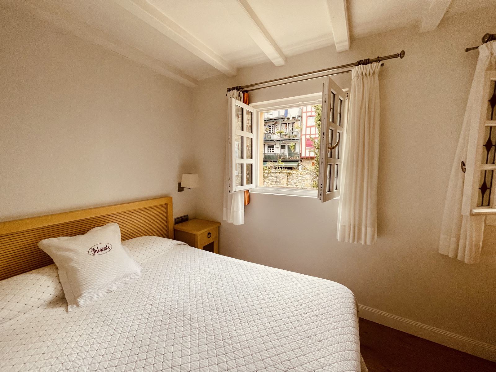 Double room with a double bed at Hotel Palacete