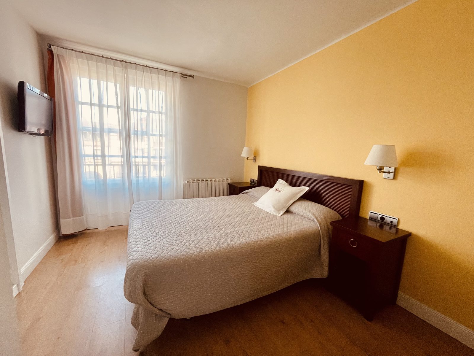 Chambre double avec vue sur la vieille ville de Hondarribia